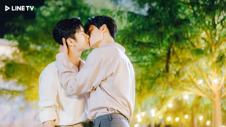 毛祁生（右）霸氣吻上張家陞。LINE TV提供