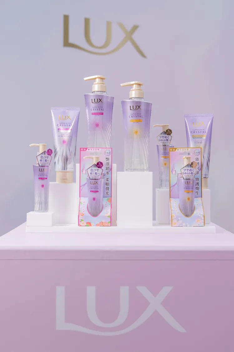 LUX推出暱稱為「頭髮雨衣」的極輕光護膜洗護系列。品牌提供