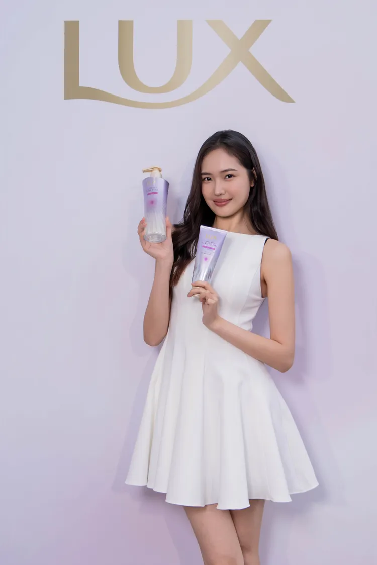 LUX推出暱稱為「頭髮雨衣」的極輕光護膜洗護系列。品牌提供