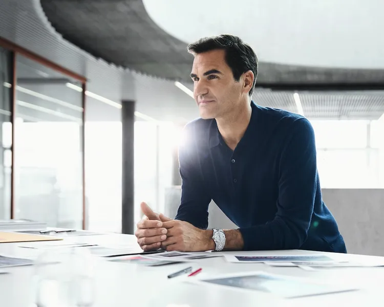 網球巨星費德勒戴上勞力士Oyster Perpetual Land-Dweller全新腕錶。品牌提供