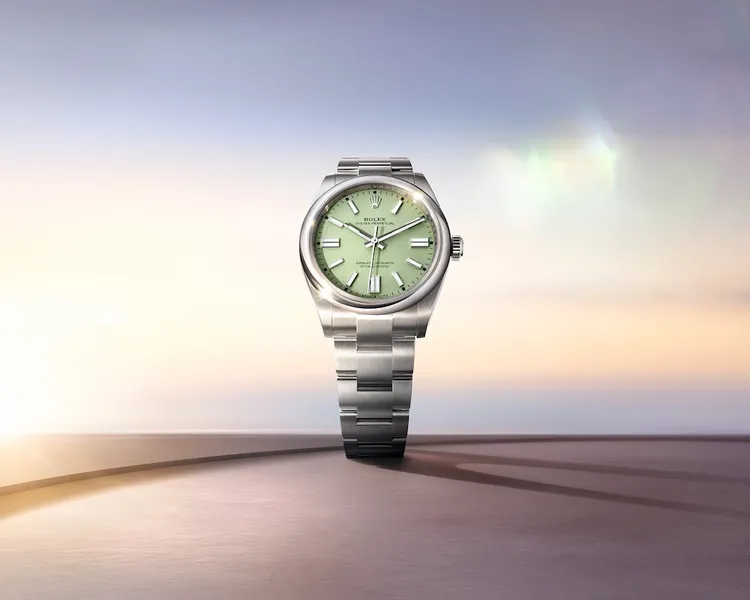 勞力士OYSTER PERPETUAL 41，41mm，蠔式鋼錶殼，開心果綠色錶面，蠔式錶帶，3230機芯，23萬500元。品牌提供