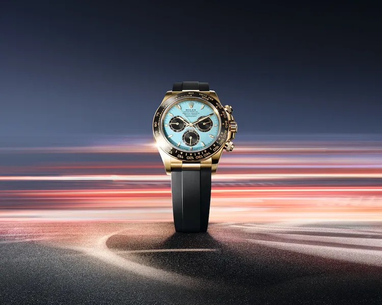 勞力士 OYSTER PERPETUAL COSMOGRAPH DAYTONA，40mm，18K黃金錶殼，綠松石藍色錶面，Oysterflex錶帶，4131機芯，129萬1000元。品牌提供