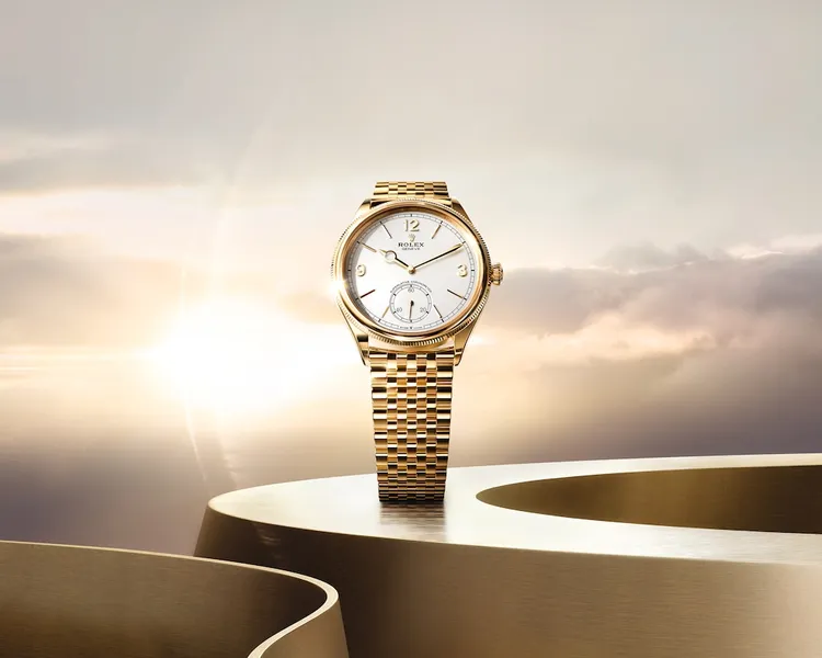 勞力士PERPETUAL 1908，39mm，18K黃金錶殼，醇白色錶面，七臻型錶帶，7140機芯，124萬元。品牌提供