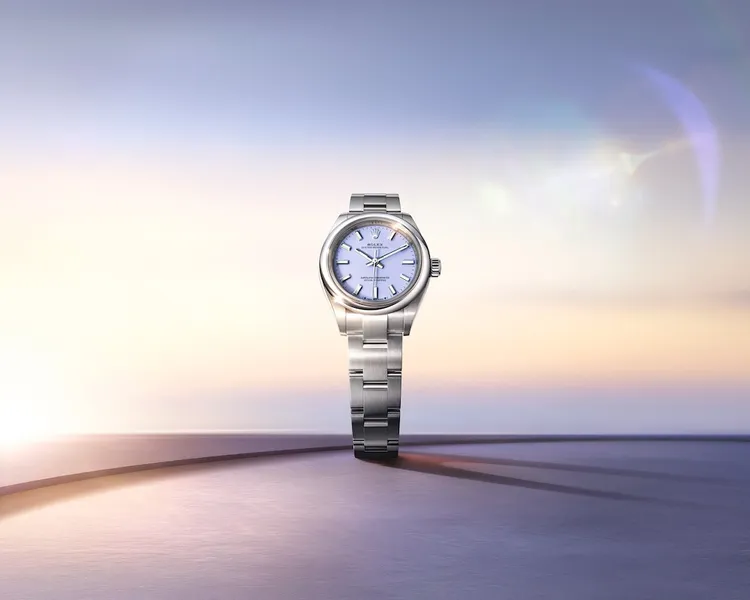 勞力士OYSTER PERPETUAL 28，28mm，蠔式鋼錶殼，薰衣草紫色錶面，蠔式錶帶，2232 機芯，20萬1,500元。品牌提供