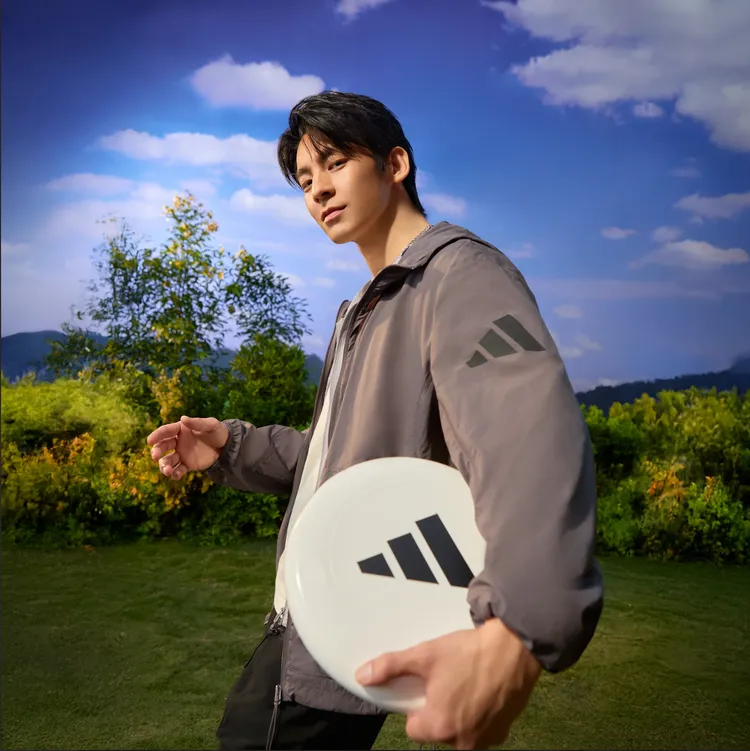 林柏宏改以石墨灰色調輕風衣搭出活力運動風。品牌提供