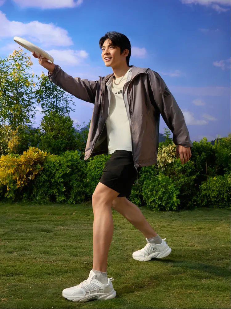 林柏宏將石墨灰色調輕風衣搭上大口袋工裝短褲。品牌提供