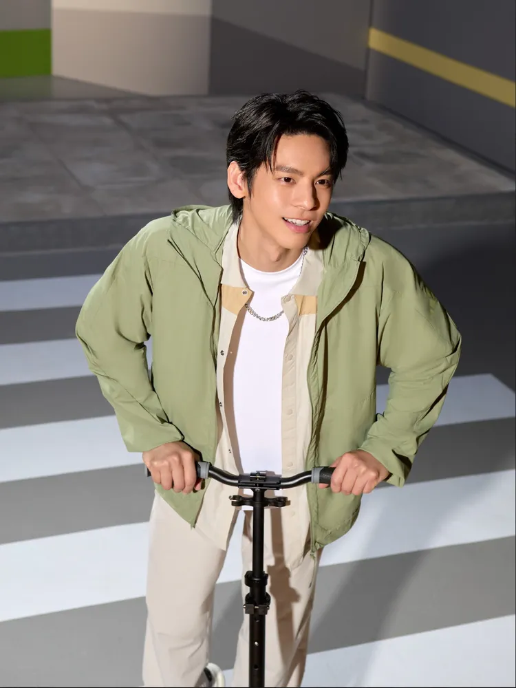 林柏宏以抹茶綠色防曬輕風衣搭配芥末黃短袖襯衫，涼感設計即使疊穿也不會悶熱。品牌提供