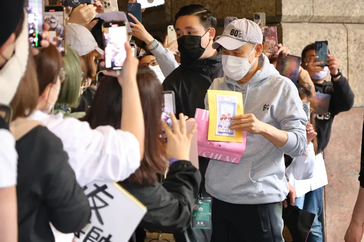 張學友親切地收下粉絲的卡片。莊宗達攝