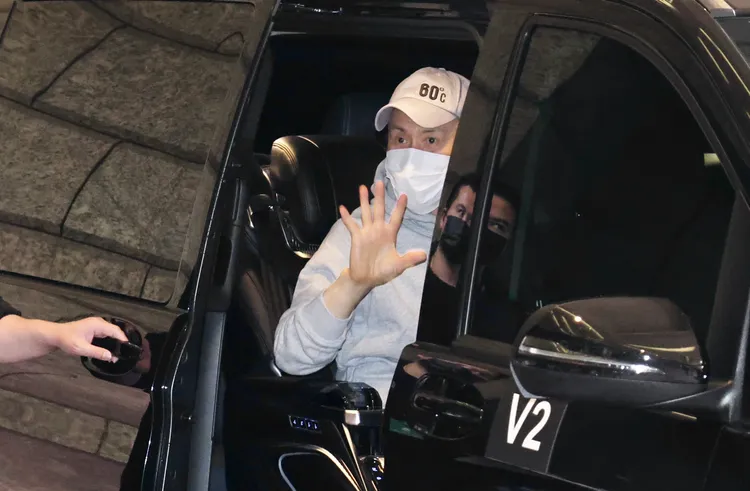 張學友搭上車後，仍持續與粉絲揮手。莊宗達攝