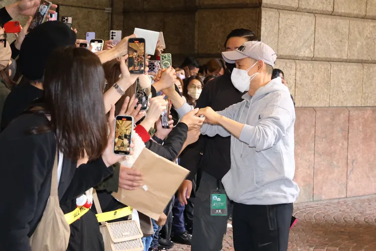 張學友親切地一一與粉絲擊掌、握手。莊宗達攝