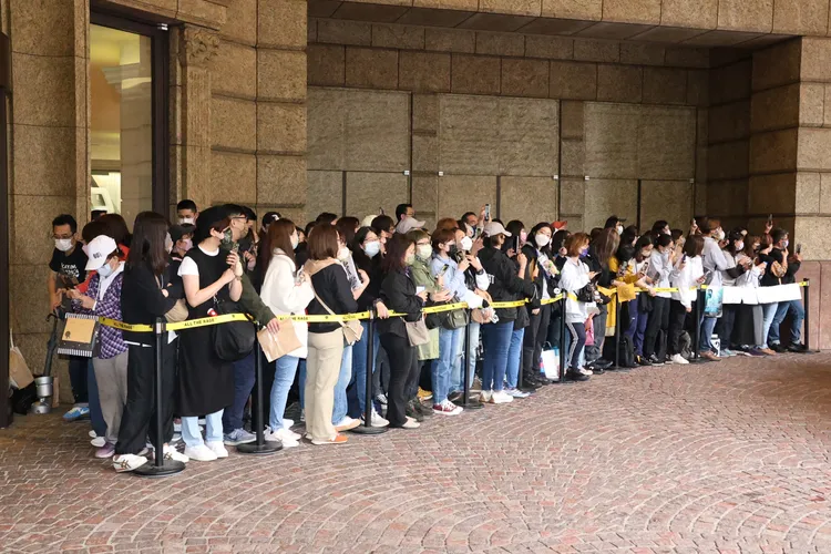 大批張學友守候下榻飯店，秩序良好。莊宗達攝