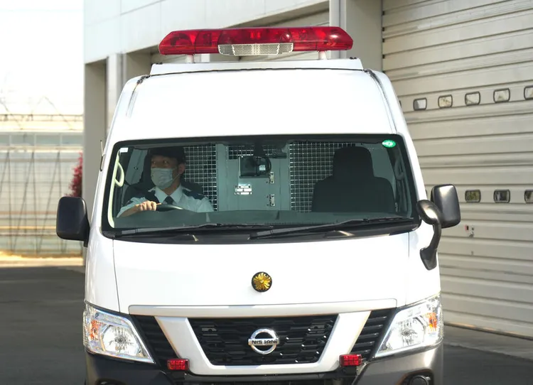 疑似廣末涼子乘坐的警車，看不到車內模樣。翻攝《報知新聞》