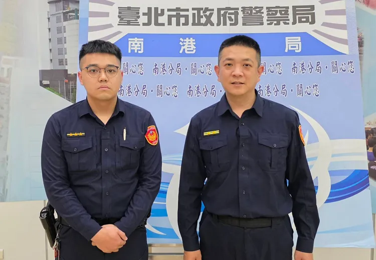 尋獲失蹤老翁的處理員警玉成派出所所長吳璽名（右）、警員何修一（左）。警方提供