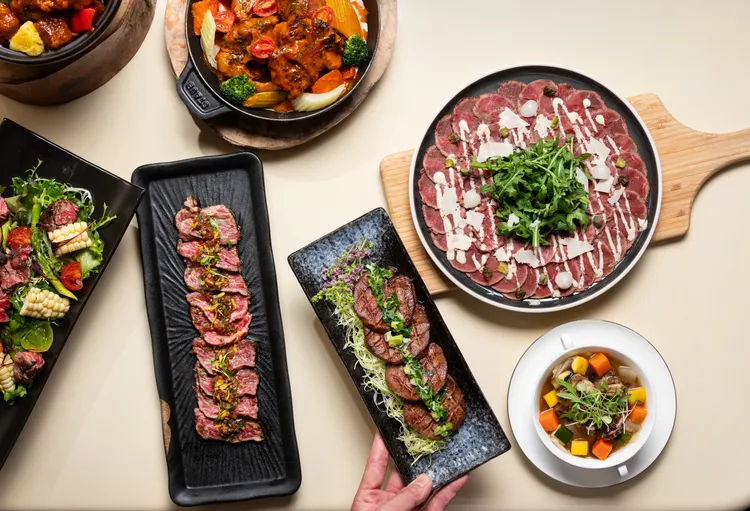 文華Café「週末午間鮮．吃．吧」特別精心設計和牛主題饗宴，於餐檯呈現多款繽紛多元的精緻寰宇佳餚，品味和牛多樣的風味層次，恣享華美的味覺盛宴。台北文華東方酒店提供