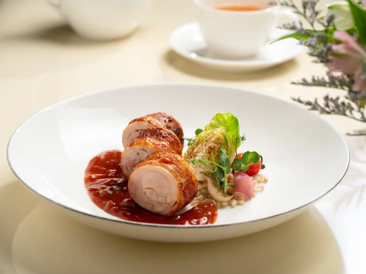 文華Café「平日午間饗．吃．吧」推出全新季節主餐「嘉義桂丁雞腿捲佐法式獵人醬汁」，法國經典獵人醬汁的酸甜果香與菌菇香氣完美襯托桂丁雞的鮮嫩，帶來馥郁的春日法式鄉村風情。台北文華東方酒店提供