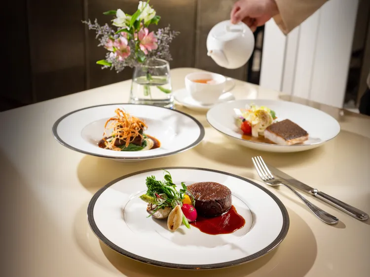 台北文華東方酒店文華Café於週五至週日「週末午間鮮．吃．吧」推出全新季節主餐，恣享奢華美味。台北文華東方酒店提供