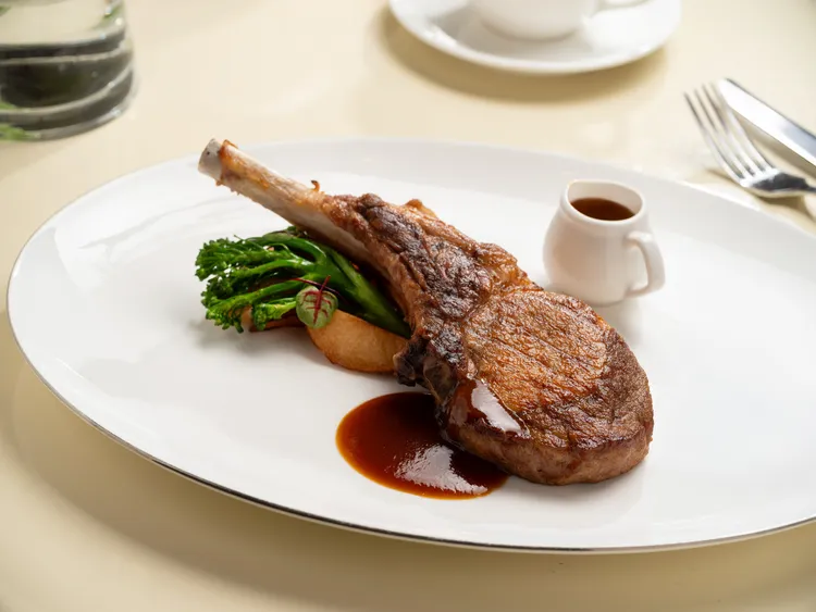 文華Café「平日午間饗．吃．吧」推出全新季節主餐「葛瑪蘭黑豚戰斧佐蘋果肉桂醬」，單人即可獨享豐滿尺寸的戰斧黑豚豬肉，佐以蘋果肉桂醬汁刻劃乍暖還寒季節中的柔暖氣息。台北文華東方酒店提供