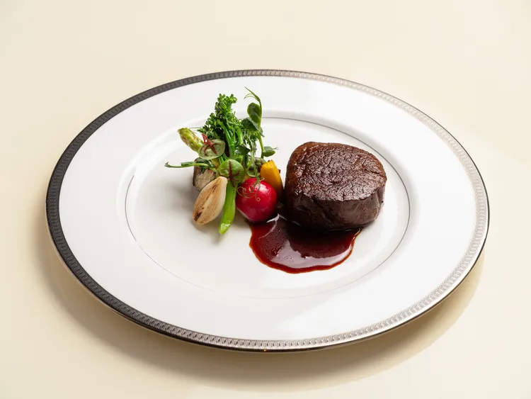 文華Café「週末午間鮮．吃．吧」推出全新季節主餐「爐烤日本A3和牛菲力佐橙花波特酒醬汁」展演和牛獨有的醇厚柔嫩口感。醬汁結合以白波特酒的清新果香與橙花的淡雅芬芳，平衡襯托和牛的豐醇滋味。台北文華東方酒店提供