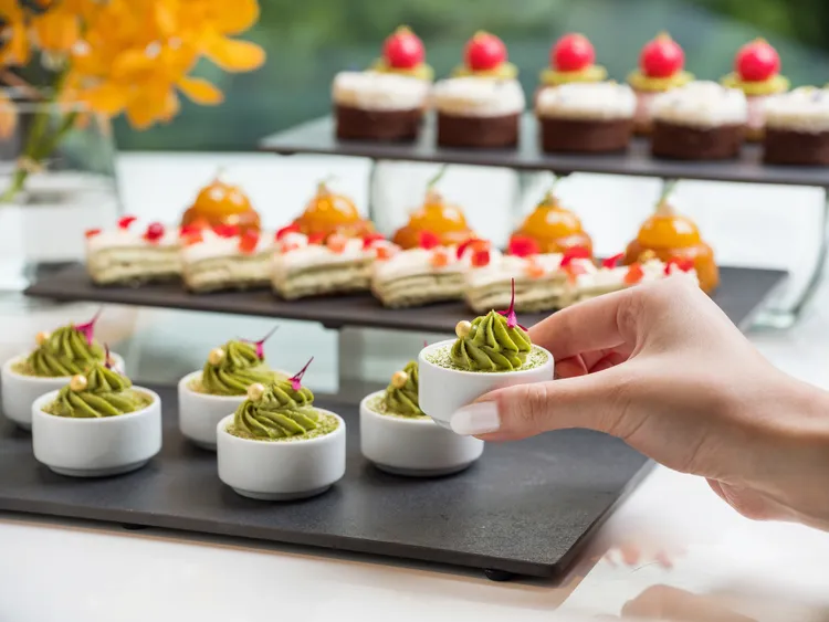 精品級手工甜點亦是文華Café的必嚐品項，每款都洋溢華麗且令人驚喜的繽紛滋味。台北文華東方酒店提供