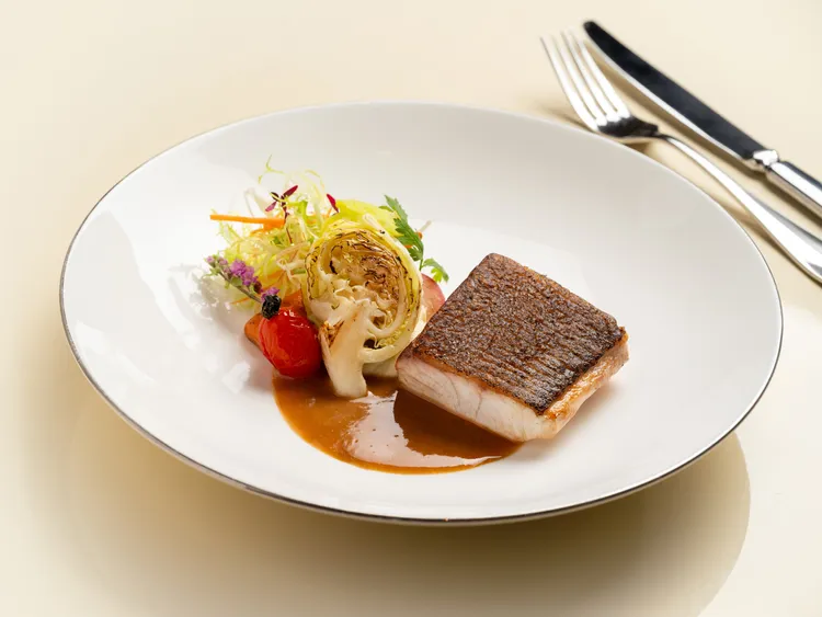 文華Café「週末午間鮮．吃．吧」推出全新季節主餐「嫩煎澎湖海鱺魚佐法國侏羅黃酒醬汁」將海鱺魚入鍋香煎使外皮微酥金黃，內裡柔嫩鮮盈，而侏羅黃酒醬汁的獨特明亮香氣，為春日美饌渲染以法式優雅的美味色彩。台北文華東方酒店提供