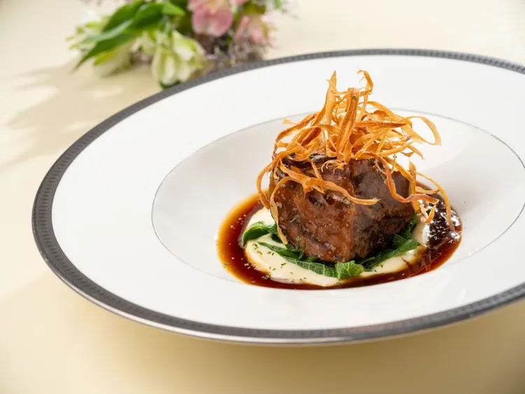 文華Café「週末午間鮮．吃．吧」推出全新季節主餐「慢燉澳洲和牛牛頰」，奢選澳洲和牛牛頰肉質軟嫩細緻、入口即化，搭以燉煮濃縮而成的紅酒醬汁帶著甘甜果酸氣息，完美襯托和牛牛頰的醇潤風味。台北文華東方酒店提供