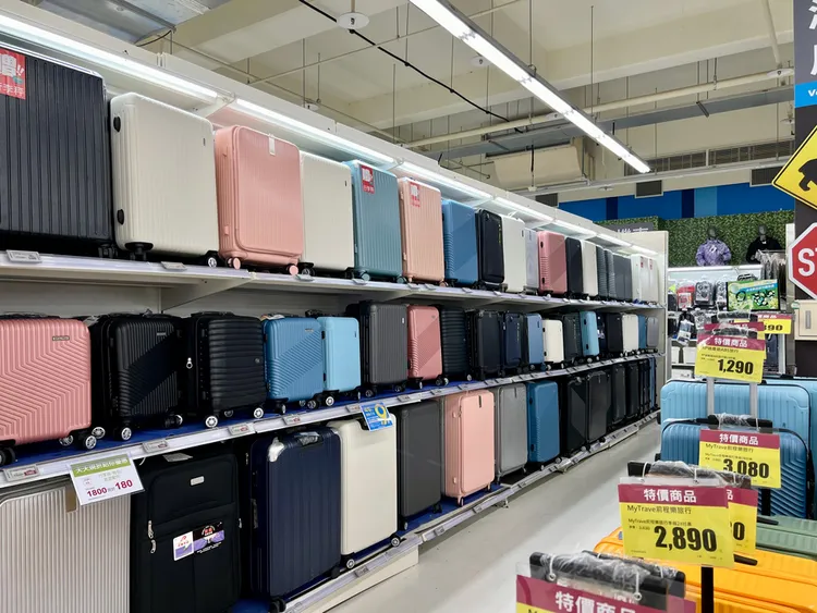 春季旅遊旺季，愛買量販4/8前購買行李箱、背包、旅遊配件單筆滿1800元現折180元，最高現折900元。業者提供