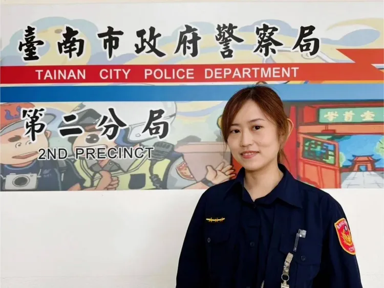 南警二分局南門派出所警員郭㦤慧向蔡女耐心解說，告知這是常見詐騙伎倆。翻攝畫面