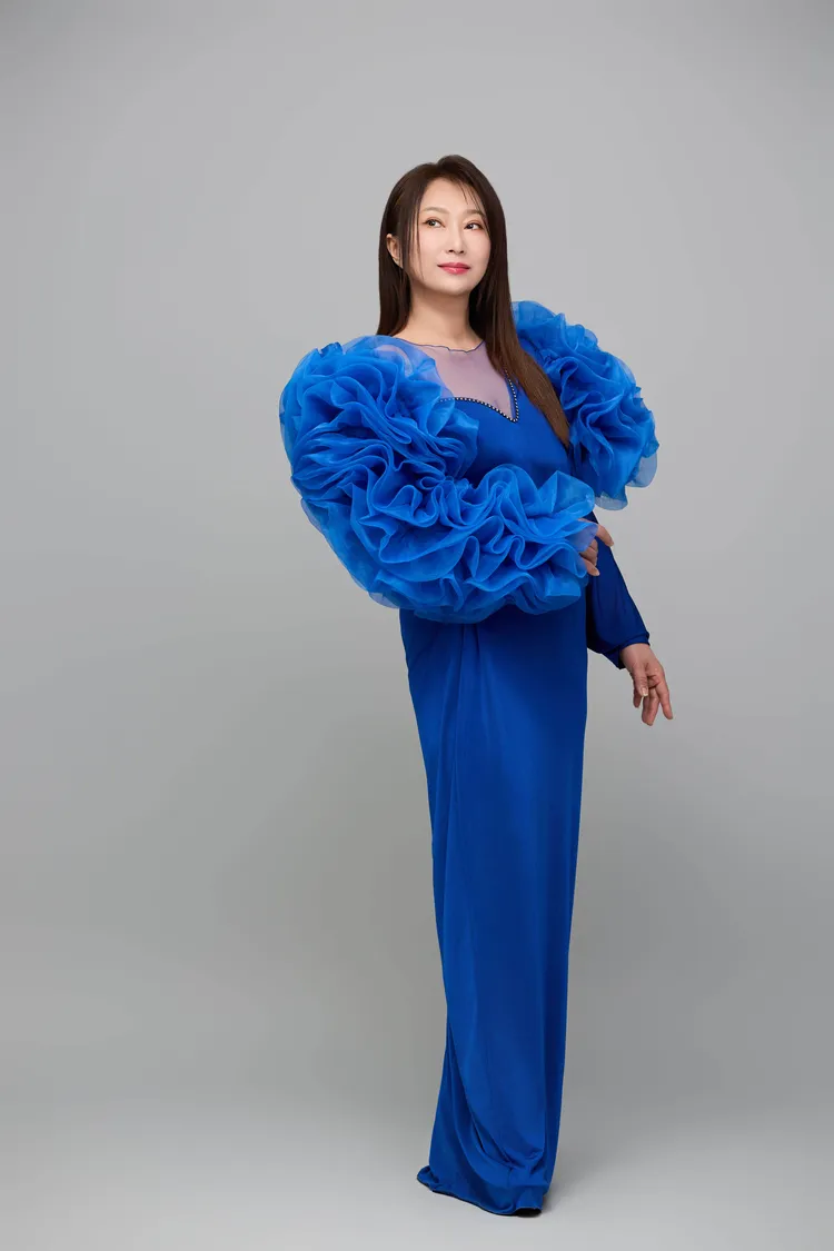 王瑞霞首開個唱，主視覺大秀深V。圖／王瑞霞提供