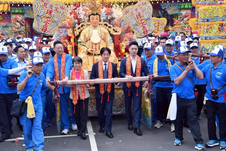 台北市長蔣萬安今(19日)與總統賴清德同台，一同出席台北松山慈惠堂母娘文化季活動。北市府提供