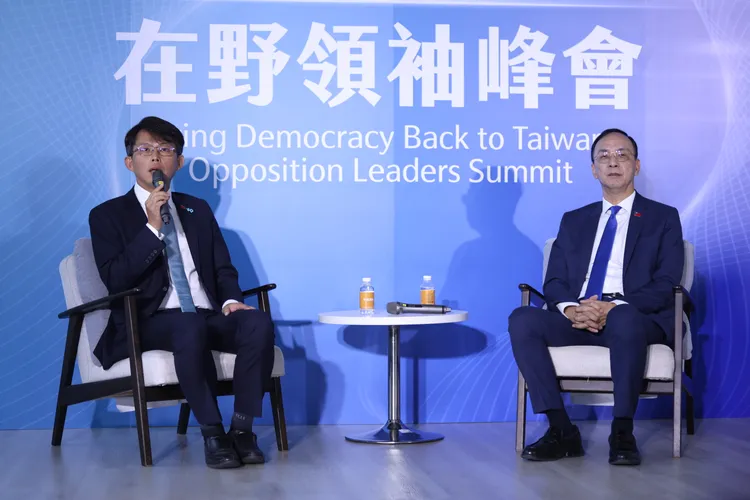 國民黨主席朱立倫、台灣民眾黨主席黃國昌。彭欣偉攝影