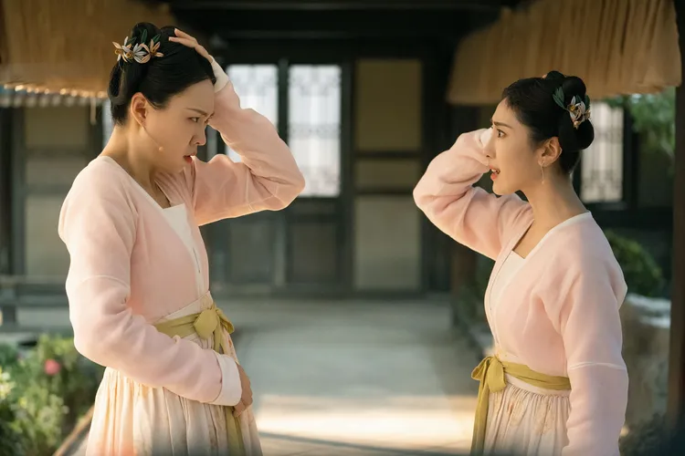 張小婉（右）和管樂在《墨雨雲間》中互動逗趣。中視提供 