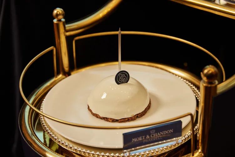 台北W飯店甜點團隊特製「酩悅香檳芒果慕斯蛋糕」，可於Seasons by olivier e.、WOOBAR與指定房型內享用。業者提供