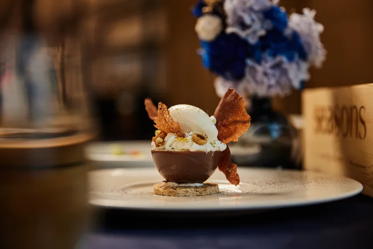 Seasons by olivier e. 酩悅香檳限定套餐「法芙娜白巧克力／柚香慕斯／榛果達克瓦茲／優格雪酪」。業者提供