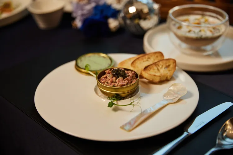 Seasons by olivier e. 酩悅香檳限定套餐「韃靼牛肉／法棍切片／魚子醬」。業者提供