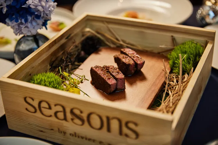 Seasons by olivier e. 酩悅香檳限定套餐「美國菲力牛排／生菜奶油／波士頓生菜／胡椒醬」（圖為雙人份）。業者提供