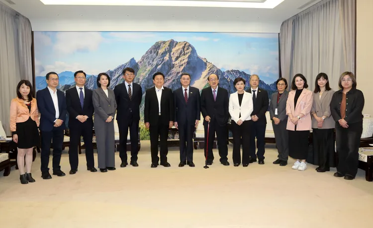 行政院內閣團隊與立法院朝野黨團代表合影。中央社提供