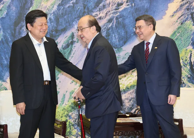 立法院國民黨團總召傅崐萁（左）、民進黨團總召柯建銘（中）、行政院長卓榮泰（右）。中央社提供