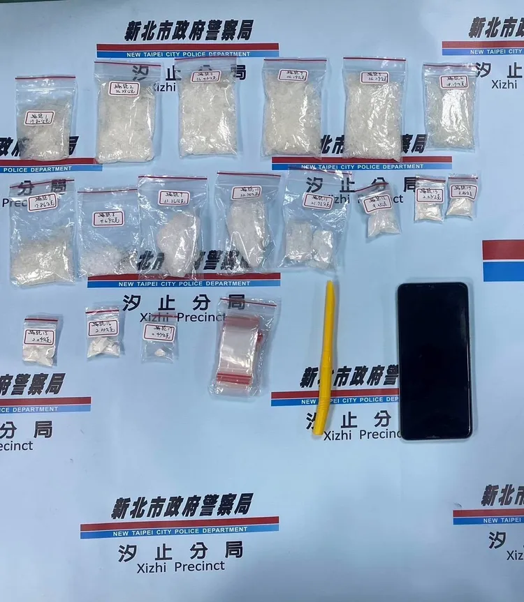 警方起出一級毒品海洛因、二級毒品安非他命、夾鏈分裝袋及提撥管等工具。翻攝畫面