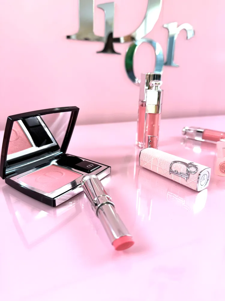 Dior推出TUTU粉漾芭蕾系列，癮誘粉漾潤唇膏1400元、豐漾俏唇蜜1380元、超完美持久亮采露1750元、亮采指甲油1000元。張家玲攝