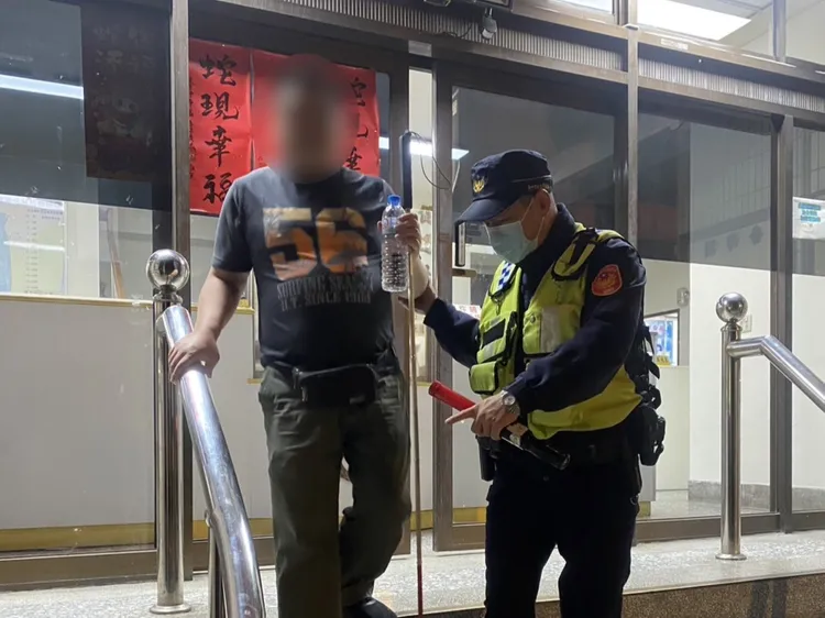 警方護送何男返家。翻攝畫面