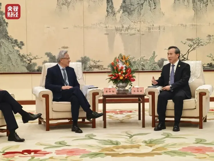 黃仁勳（左）西裝打扮參加會談。翻攝微博