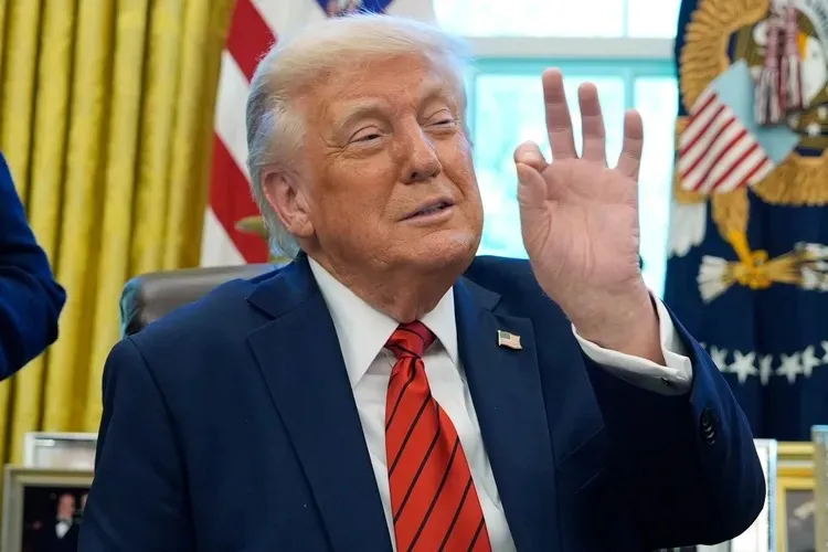 川普表達他對黃仁勳訪問中國的看法。美聯社