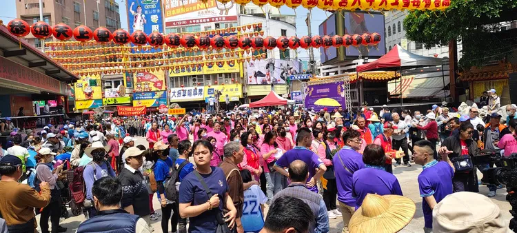 鎮瀾宮周邊已湧現人潮。民眾提供