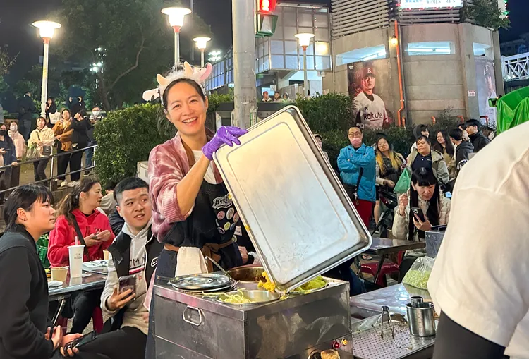 Janet忙翻，笑說時差都沒了。華視、三立提供