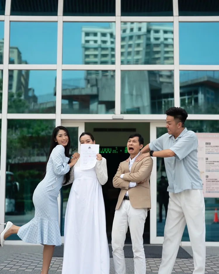 香蕉當逸祥的登記婚見證人。翻攝逸祥臉書