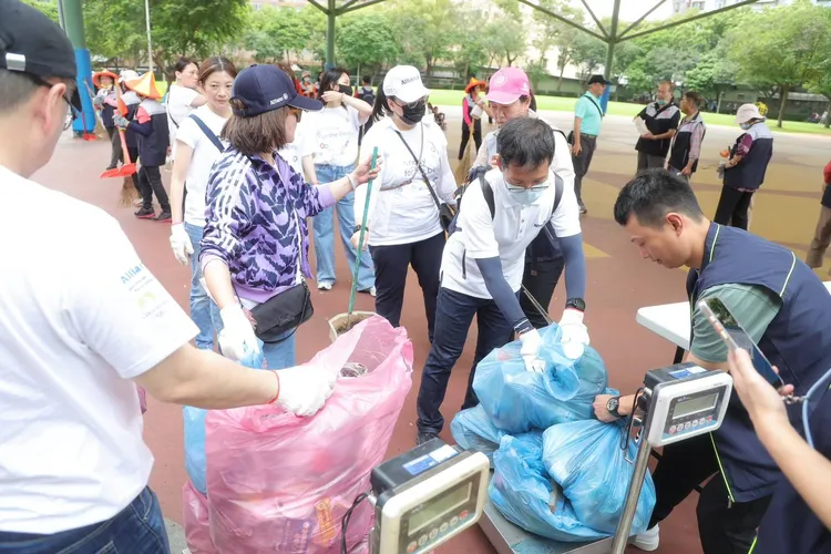 現場同步進行資源回收。環保局提供