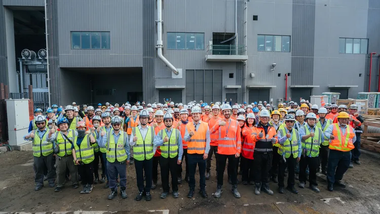 沃旭攜手星能股份有限公司，聯同五家台灣設備供應商及其他在地承包商，通力合作如期完成陸上變電站通電測試。沃旭能源提供