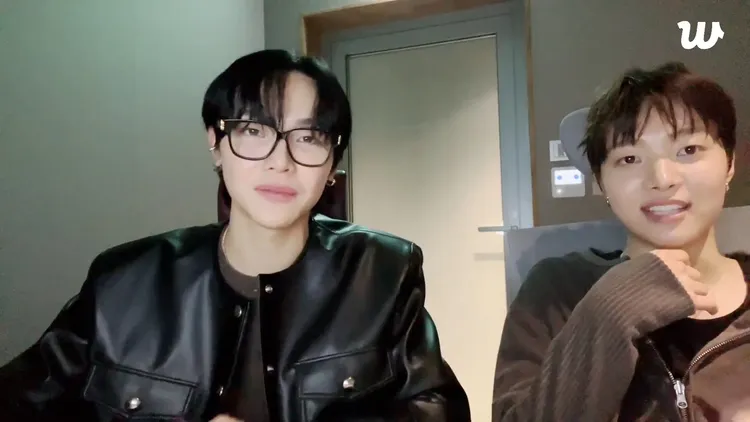 王奕翔（左）日前在直播教隊長EJ講「南港展覽館」。翻攝Weverse