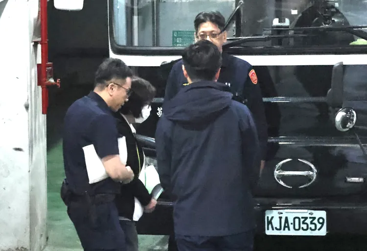 國民黨台北市黨部主委黃呂錦茹今天下午3:10由法警戒護上囚車押解到看守所。張欽攝