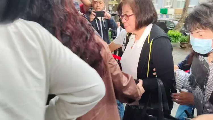 黃呂錦茹在親友簇擁下進入北院開庭。張欽攝